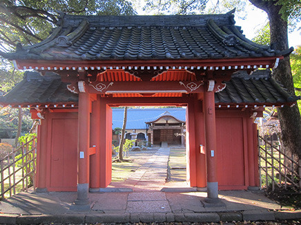 真間道場の正面に位置する通称「赤門」、正式には「朱雀門（すざくもん）」と呼ばれる。
現在残る弘法寺の建物の中で、最も古く推定500年位のものと伝えられている。