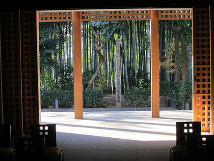 本堂の向いには竹林が広がる。