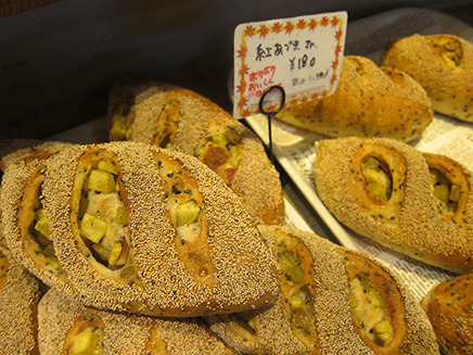 「紅あずま Jr.」194円。
ほくほくの紅あずまで作るハード系パン。
さつまいもの自然な甘さにほっとする。