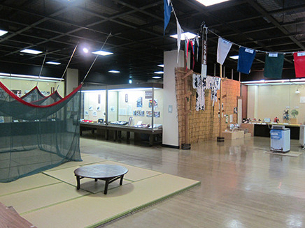 2階フロアでは企画展を開催。蚊帳や物干し、天気予報の旗などがある。