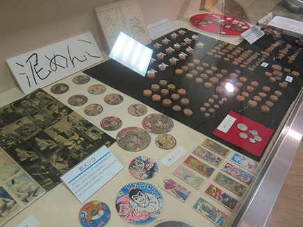 昭和58年の春の企画展「子どもの遊びの歴史－泥めんこ－」以来、
同館で収集した「泥めんこ」。