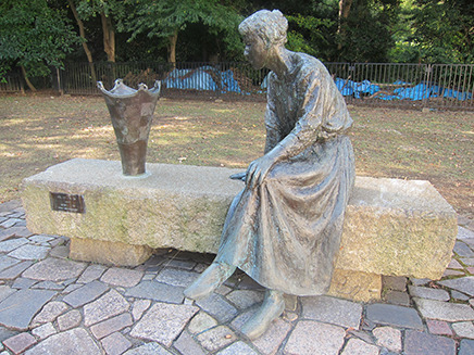 「市川市立歴史博物館」の前にある敷地に建てられた銅像。
市川市出身の大須賀力氏によるもので、題名は“時の流れ”。
この場所に相応しい作品といえる。