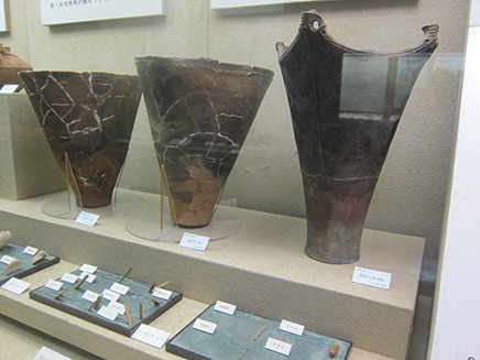 堀之内貝塚で発見された「深鉢型土器」（レプリカ）。