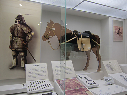 武器と武具などが展示されたショーケース。