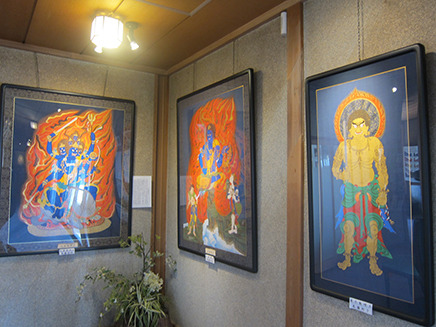 本堂へ続く廊下には仏画の先生でもある
ご住職のご両親が描いた色鮮やかな絵が並ぶ。