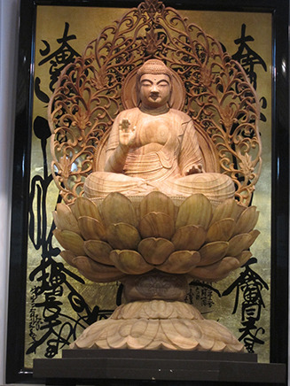 御神木のくすのきは、やむない理由により伐採を余儀なくされたが、
その木は、本光寺の仏像彫刻の師匠の手により、
見事な“お釈迦様”として蘇った。