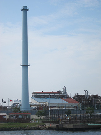 対岸には、2006年10月に王子製紙から江戸川工場を受け入れた
「王子マテリア株式会社」の煙突？がそびえ立つ。