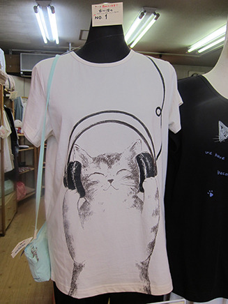 音楽を楽しそうに聴く猫のキャラが映える大人の雰囲気のロングティーシャツ。