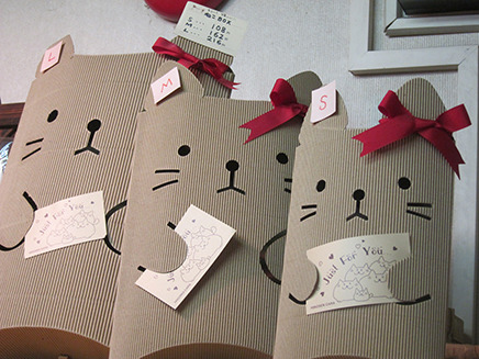 プレゼント用に猫ボックスも用意。
 Ｓサイズ108円、Ｍサイズ162円、Ｌサイズ216円。