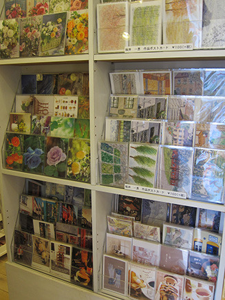 季節の花や街角の写真や桜井一恵さんの作品などをポストカードとして販売。