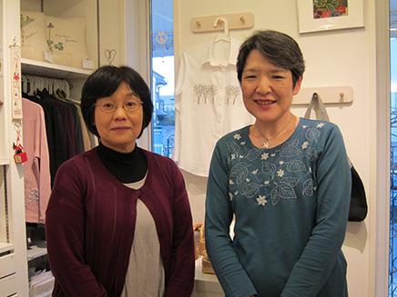 スタッフの中江さん(左)と桜井一恵さんの妹・桜井さん(右)。