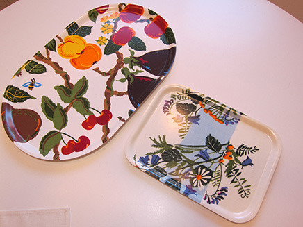鮮やかな色彩の「JOBSトレー」(左)9000円、(右)5000円。
食器などが滑りにくい素材でつくられている。