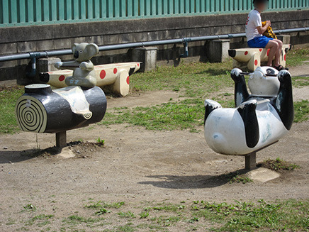 パンダやコアラ型の幼児用遊具。