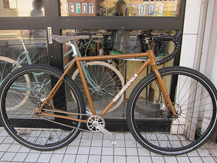 店の軒下のカラフルなキッズ用自転車と店頭に置かれた大人用の自転車が目印。