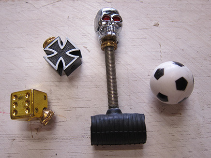 サッカーボール型やドクロ型など、
タイヤの空気穴を塞ぐ「タイヤバルブカバー」各種。