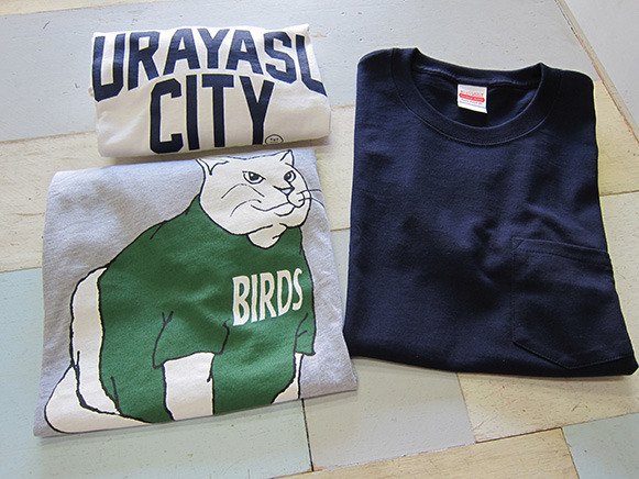 “RELOAD”の「ネコ柄Tシャツ」3900円、
 「URAYASU CITY Tシャツ」2900円など。
 市川市のロゴ入りTシャツは完売だった。。。随時入荷中。