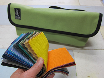 “CRANK”などのバッグは色をカスタマイズできる。