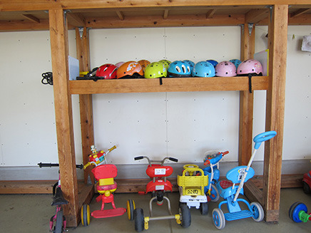 三輪車や幼児用ヘルメットも完備。
