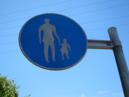 この標識の意味は「歩行者専用」。