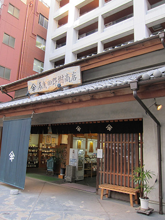 JR市川駅北口から徒歩約2分、
「いちかわ景観100選」にも選ばれた純和風の店。
