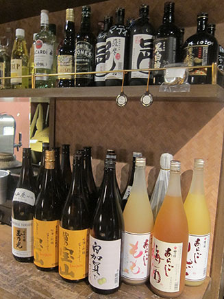 ドリンクカウンターには焼酎や果実酒が種類豊富に並ぶ。