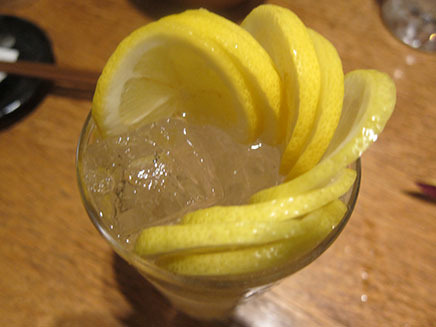 輪切りレモンがグラスの中にぎっしり！
替え玉サワー380円で何杯も楽しめる？！