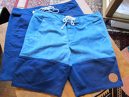 藍染のハーフパンツ「ITSUKI Aizome Board Shorts」各、2万円。
