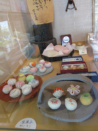 店の奥には、季節の上生菓子の一部が見本としてショーケースに収められている。