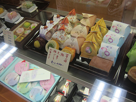 銘菓「大名ふくさ」、「梅ごころ」、「桃」など1個240円。
