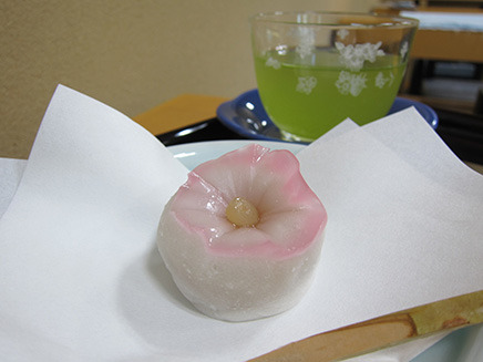 季節の上生菓子「朝顔」(1個370円)と冷茶(200円)。