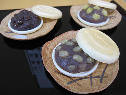 代表銘菓「武蔵鐔」。手作り最中で、餡は、丹波大納言粒餡、刻み栗入り栗餡、丹波白小豆こし餡の3種類がある。