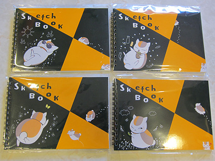 人気アニメのキャラクター、ニャンコ先生のイラスト入り
「夏目友人帳Sketch Book」全4種、各500円。