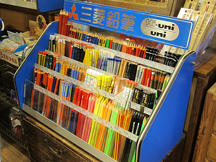 日本のトンボ鉛筆・三菱鉛筆をはじめ、
ドイツのLYRA・ステッドラーなど、
鉛筆好きにはたまらない。
握り具合やバランス感覚などが試せるように敢えてバラ売りで販売している。
これも、お客さんに優しい、こだわりのひとつ。