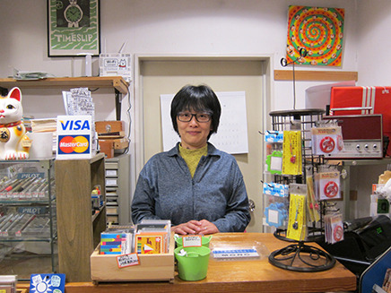 店内にある文具に関する疑問には、
店主の櫻井有紀さんが丁寧に答えてくれる。
文具へのこだわりは、ホームページを見てもわかる。
朝と夕方、開く時間によっても色が変わる。
手書きのイラストを使いアナログとデジタルを交えた
ホームページもチェックしてみよう。