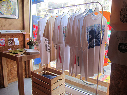 店内で販売されているTシャツもすべて
壁に展示されている絵画と同じアーティストの商品。