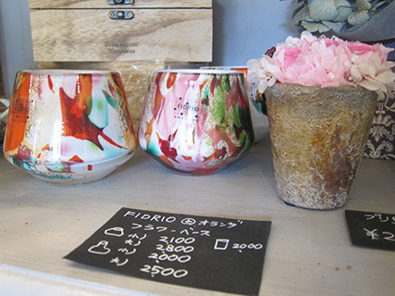 棚にはオランダ・FIDRIOのフラワーベース(花瓶)も販売。
FIDRIOは、伝統的なガラス工芸の技術を使った美しい吹きガラス。
どんな空間にもフィットしそう。