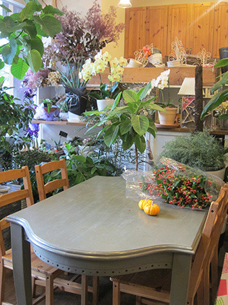 花を眺めながら店内のテーブル席で、レッスンを受けることができる。