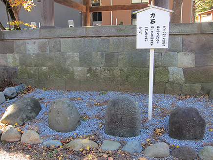 境内には、昔、約170kgの石を担いで
神殿を1周して力を競い合った“力石”が今も残されている。