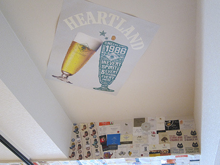 天井にはビールのポスター、壁にはワインのエチケットがたくさん！