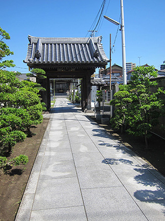 山門は江戸時代中期の元文3年(1738年)に建立されたもので、
調査の結果、行徳地区で最古のものであることが判明したとのこと。