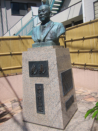 田中幸之助翁の銅像。