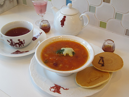 「お化けの森セット」(1000円)は、パンケーキ、いちごゼリー、スープ、ドリンク付き。