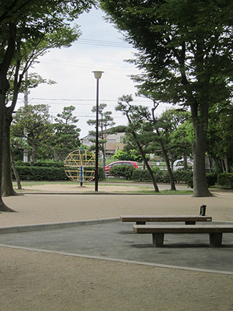園内には木のベンチもある。