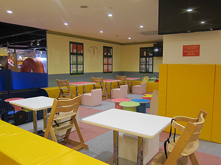 「カフェ」には子ども用のチェアやローテーブルも用意されている。