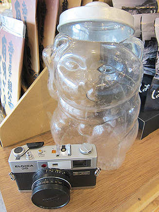 電子シャッター式レンジファインダーカメラ“ELNICA35”や
駄菓子さんにあったようなお菓子を入れる透明ケースも置いてある。