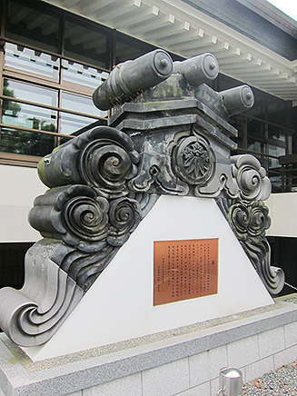 東日本大震災の際に本堂東側の鬼瓦が崩落、山門などにも甚大な被害が及んだ。
本堂西側の鬼瓦一基を記念碑として残している。