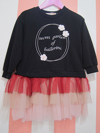 黒のトレーナー生地にバレエのチュチュのような
ピンク色のスカートを合わせた上下セット。
甘すぎずでもキュートな洋服が1500円。