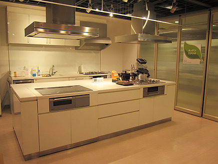 ガスコンロとIHクッキングヒーターを実際に使用して比較できる「キッチンスタジオ」。