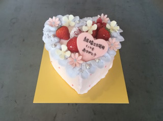 結婚記念日のお祝い用のハート型ホールケーキ。
贈り主の愛情がそのままケーキに表現されている！ 
