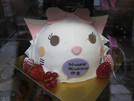 猫のキャラクターをもとにデザインしたかわいいホールケーキ。